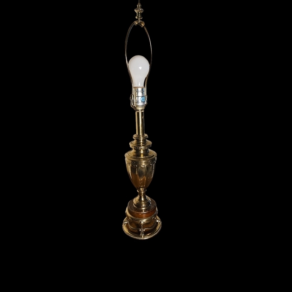 Vintage Rembrant wood & brass table lamp 1989. - Picture 2 of 12